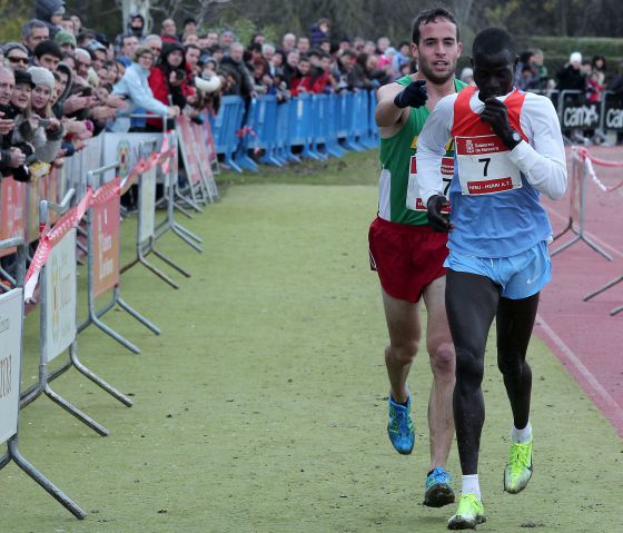 Fernández Anaya helps Mutai toward the line / CALLEJA (DIARIO DE NAVARRA