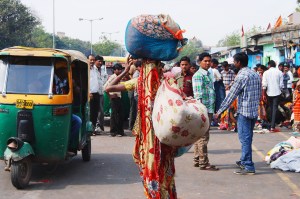  sari collector on her way to work Ahmedabad, India (January, 2013) via sarifixation.com