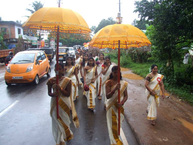 Men and women dressed in traditional Onakoddi