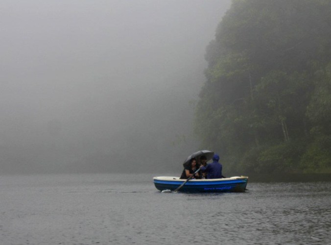 Visitors can enjoy the pleasure of boating in Gavi lake through row boats.