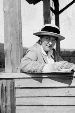 circa 1923:  American author Willa (Sibert) Cather (1873 - 1947) uses a ledge while writing outdoors during a vacation in New Hampshire.  (Photo by New York Times Co./Getty Images)