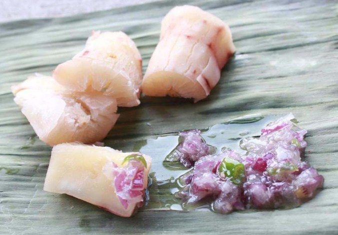 Boiled tapioca with green chili chutney