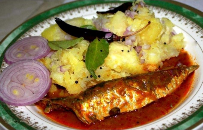 Kappa puzukku with fish curry