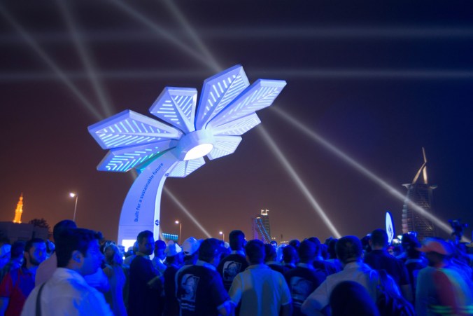 These solar "Palm Trees" in Dubai will charge phones at parks and beaches