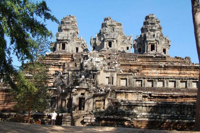 Ta Keo temple in Angkor, Cambodia. Source : China, Singapore, CC BY-SA