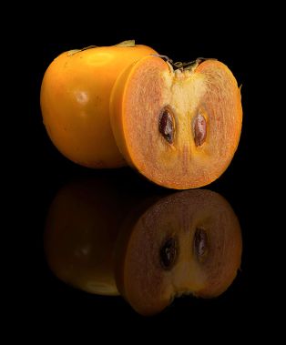 800px-caqui_chocolate_em_fundo_preto_03