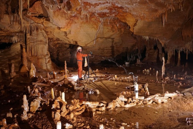 Prise de mesures pour létude archéo-magnétique de la grotte de Bruniquel